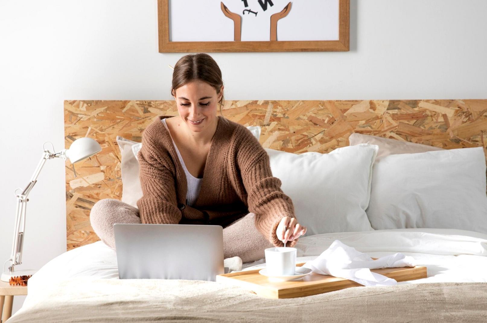 Espace de travail avec documents financiers et analyse de données