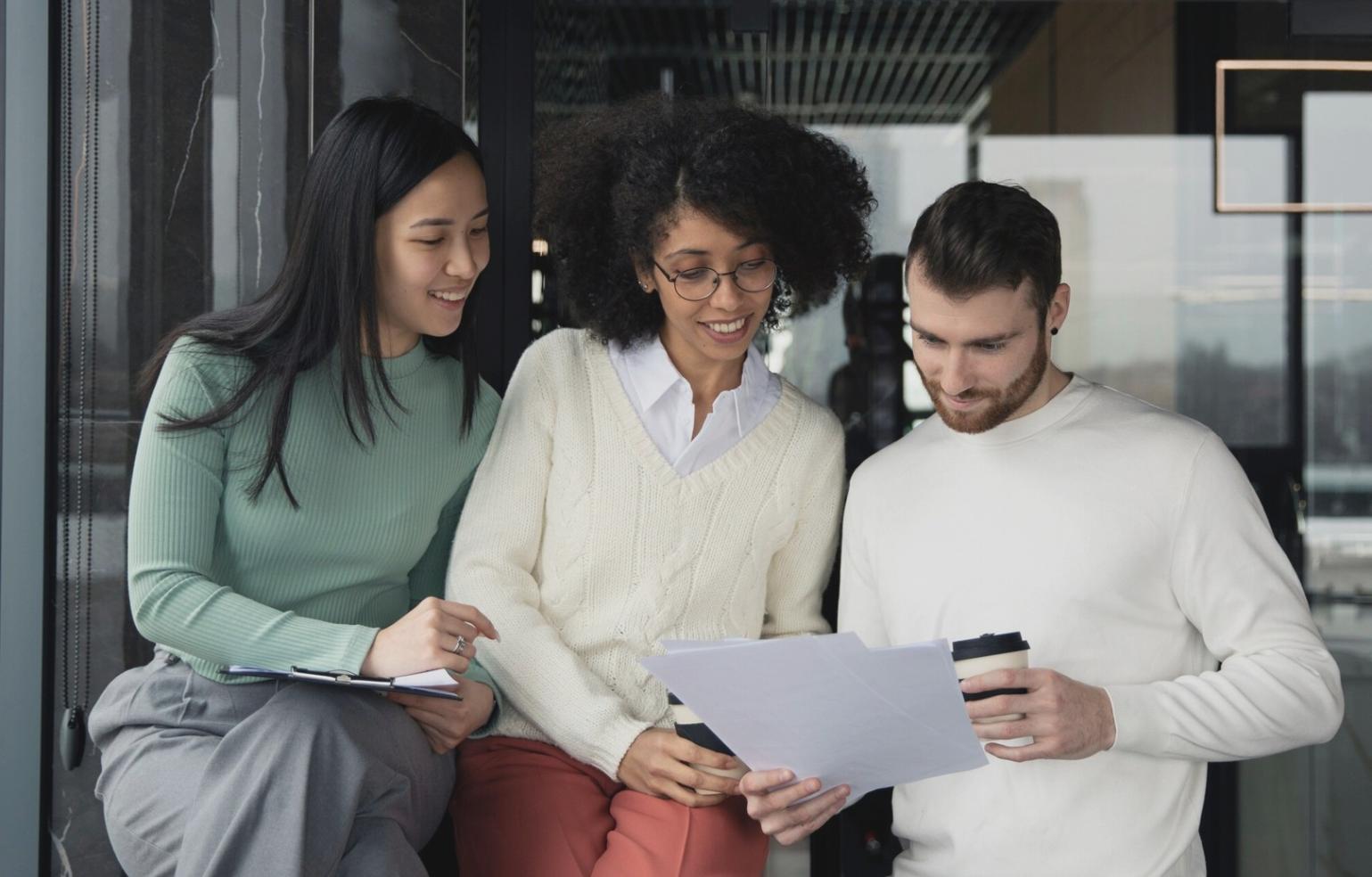 Personne analysant des données financières avec concentration