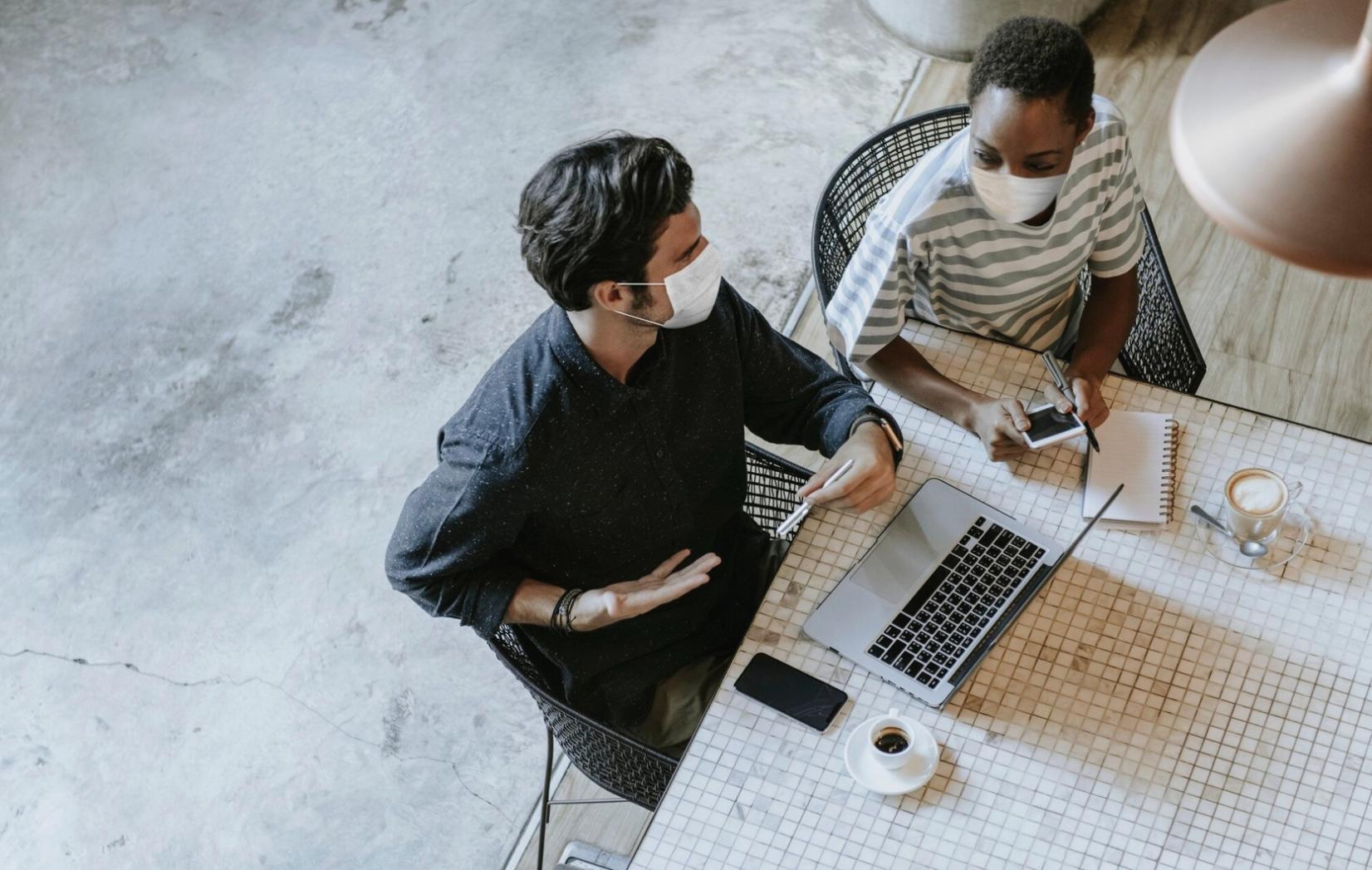 Analyse financière détaillée avec calculatrice et documents