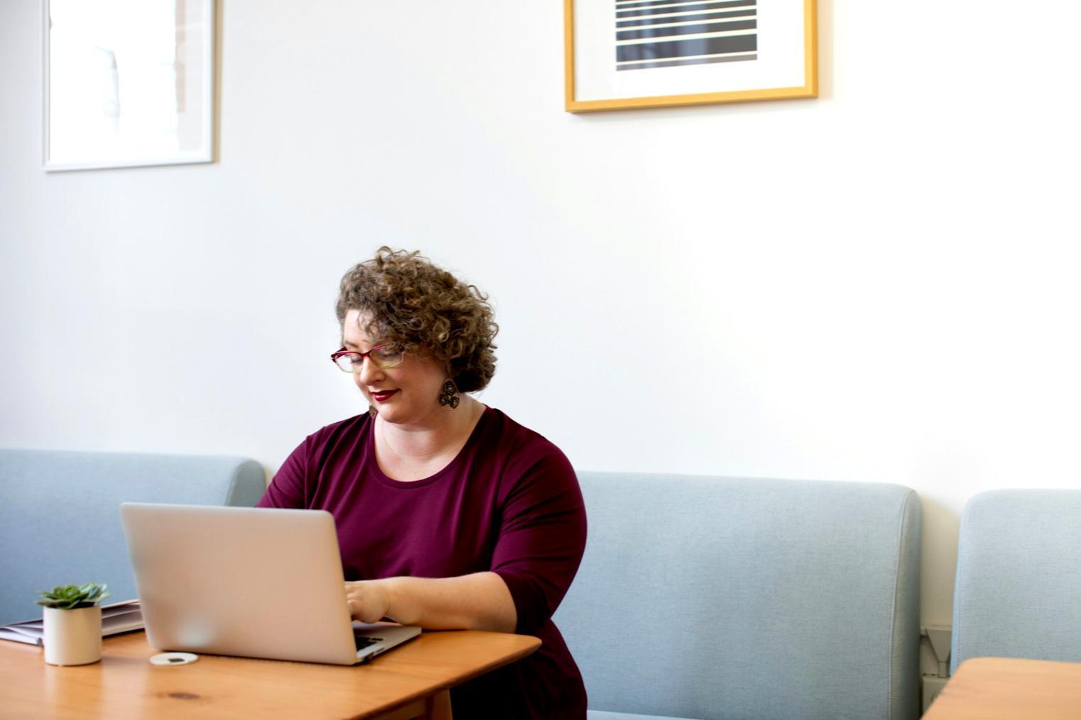 Documents financiers et calculatrice pour analyse de liquidité